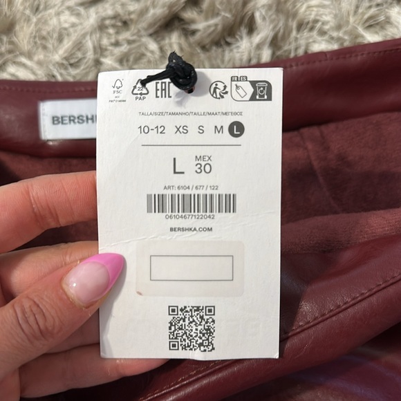 Bershka belted faux leather mini skirt in burgundy - Picture 10 of 12